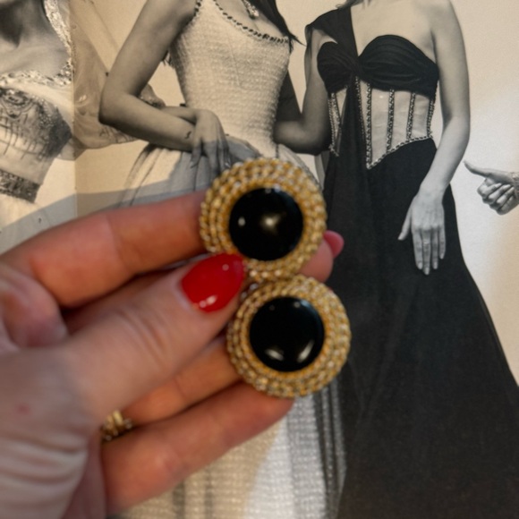 St. John large black enamel and gold tone vintage clip on earrings - Picture 5 of 12